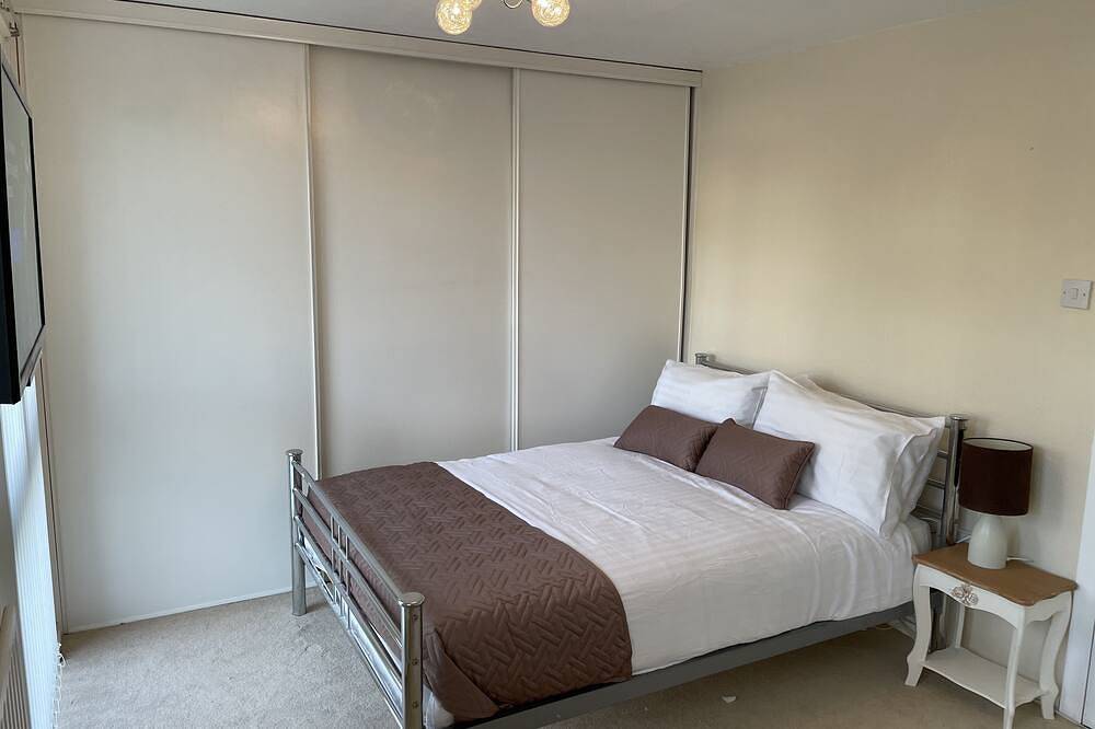 Cheerful 3 Bedroomed house,with parking and free intern free in Luton, Chiltern Hills