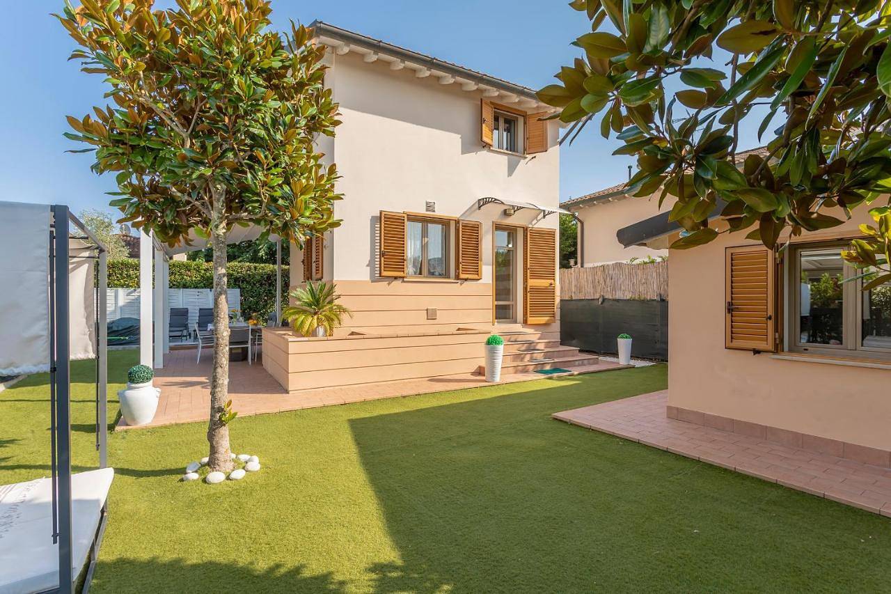 Villino Esse, Libero su 4 Lati più Dependance nel cuore della Versilia in Marina di Pietrasanta, Pietrasanta