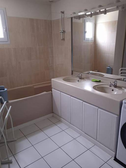 Location de vacances pour 6 personnes, avec terrasse et jardin dans Le Cabellou - 2