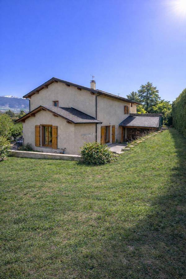 Location de vacances pour 10 personnes, avec jardin et vue à UR