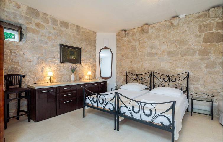 Gemütliche 2-Zimmer-Wohnung mit Pool und Terrasse, 1,5 km von der Küste entfernt in Milna, Brac