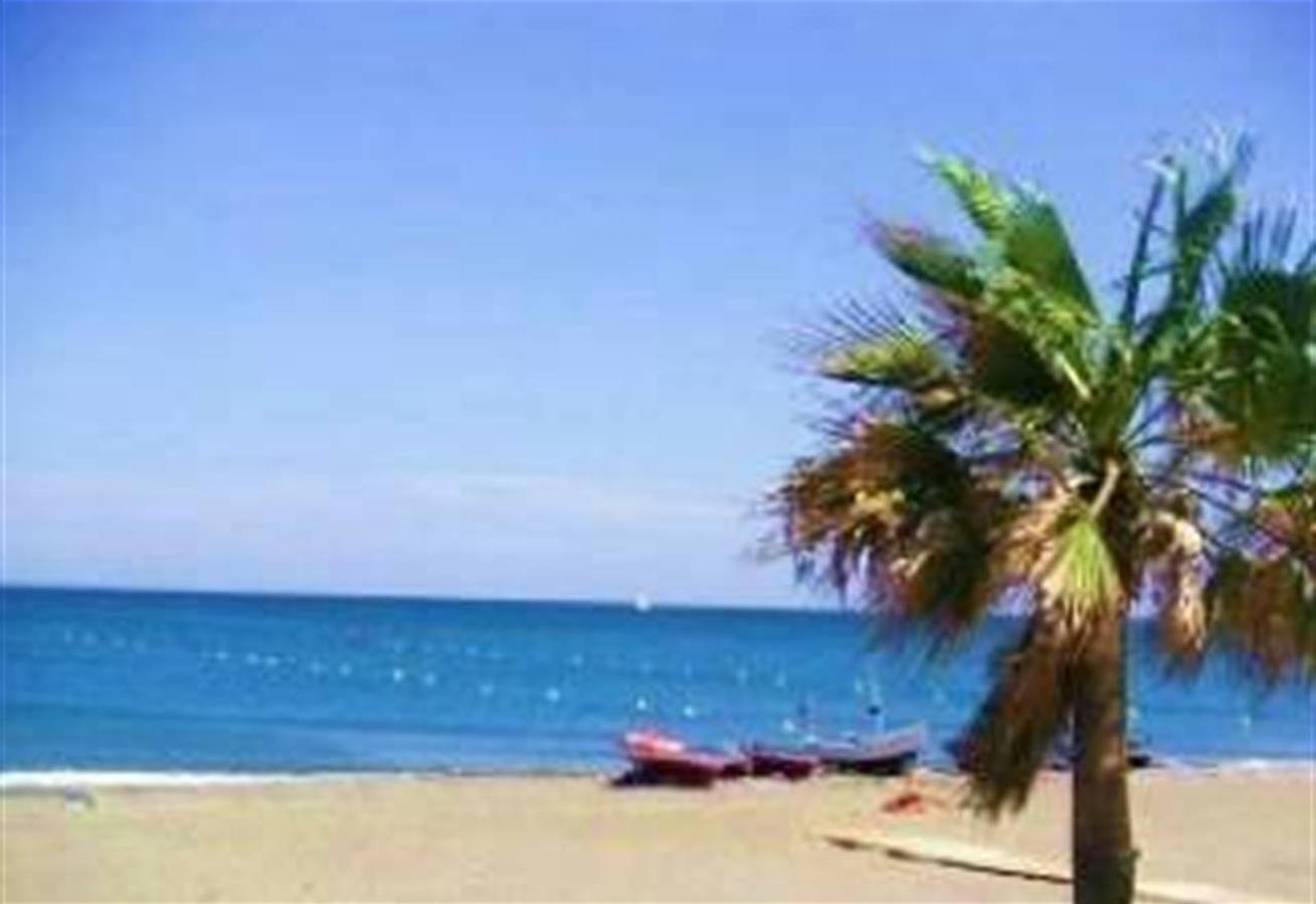 Entire apartment, Frontline Beach Apartment - Superb !!  in La Duquesa, Manilva
