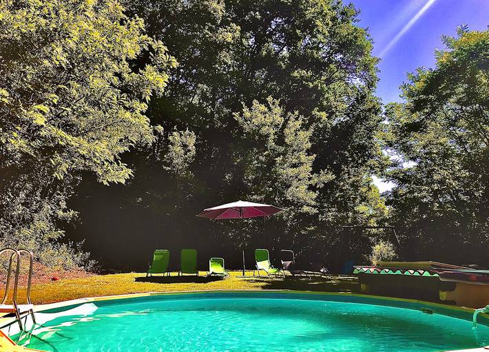 Gîte pour 6 personnes, avec piscine ainsi que terrasse et jardin à Saint-Cernin-de-l'Herm