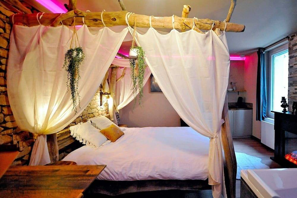 Évasion Safari luxe, Spa Xxl privatif, Écran cinéma, Cascade d'eau, 4 couchages in Bourgoin-Jallieu, Région de La Tour-du-Pin