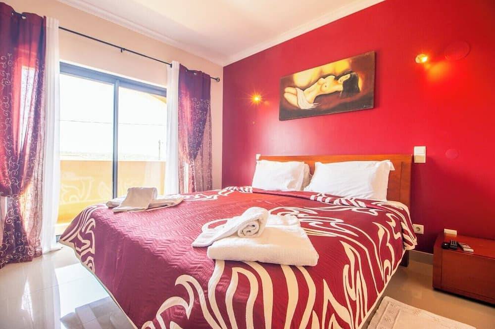 Casa dos Sonhos - with pool, Bbq and pizza oven in Luz, Faro Distrikt
