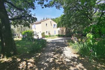 Gîte pour 15 personnes, avec balcon et jardin à Roaix