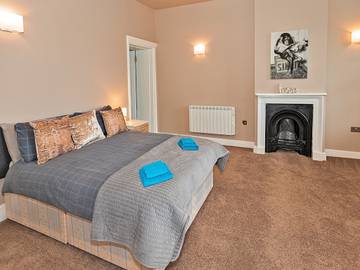 Holiday Rental for 17 People in Milton Keynes, South East England, Photo 1