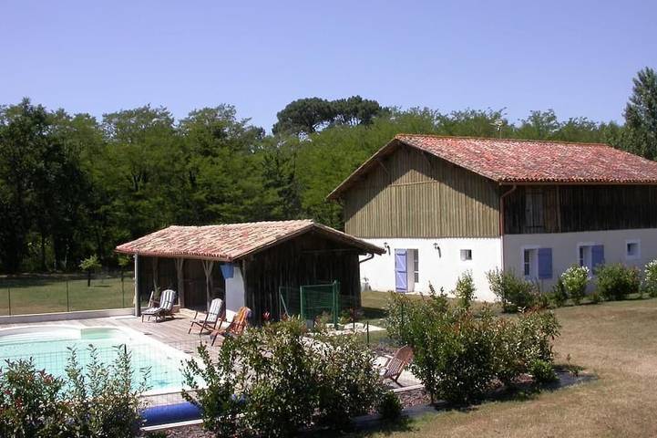 Location de vacances pour 7 personnes, avec jacuzzi ainsi que jardin et piscine à Captieux