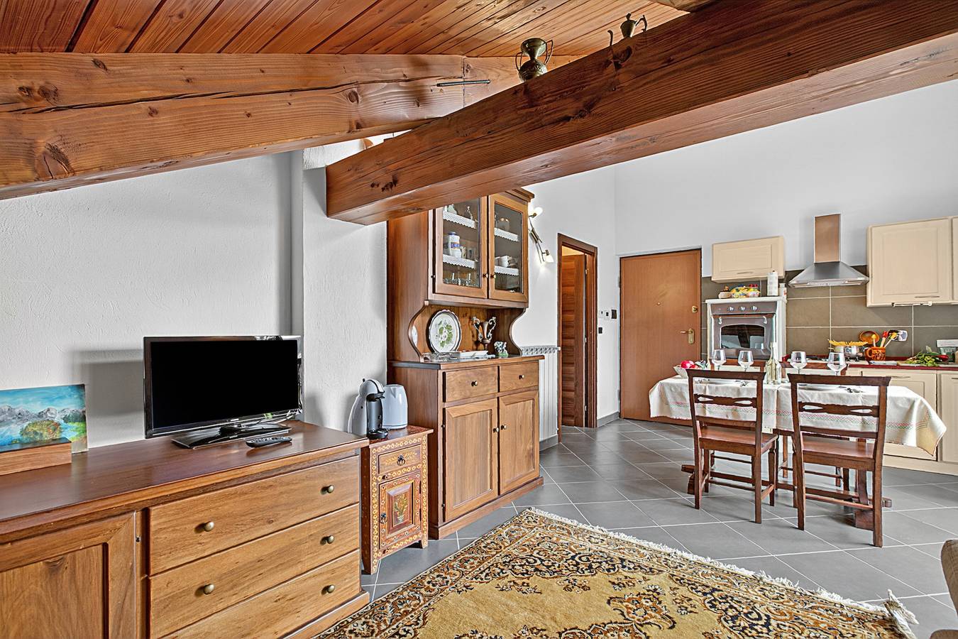 Apartamento entero, Encantador apartamento con vistas a la montaña y aparcamiento, cerca de los remontes y de los restaurantes in Bardonecchia, Provincia de Torino