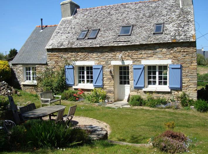 Gîte pour 4 personnes, avec jardin et terrasse à Guimaëc