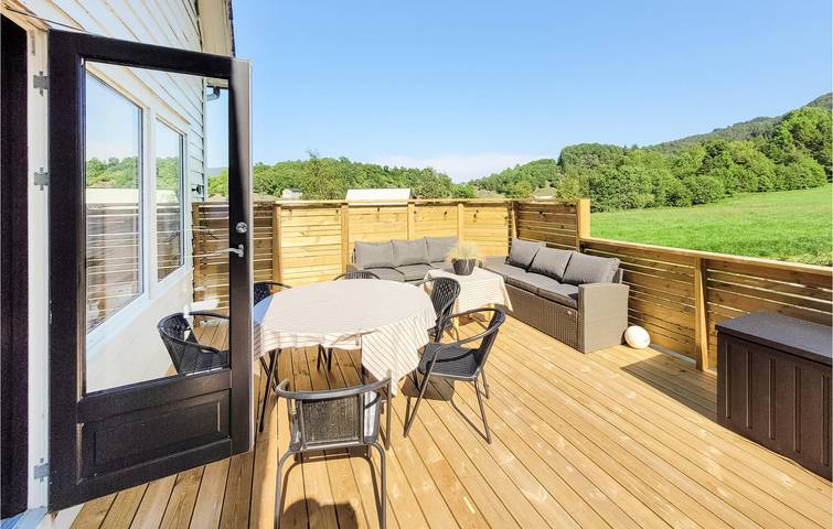Ferienhaus für 10 Personen mit Terrasse in Fitjar