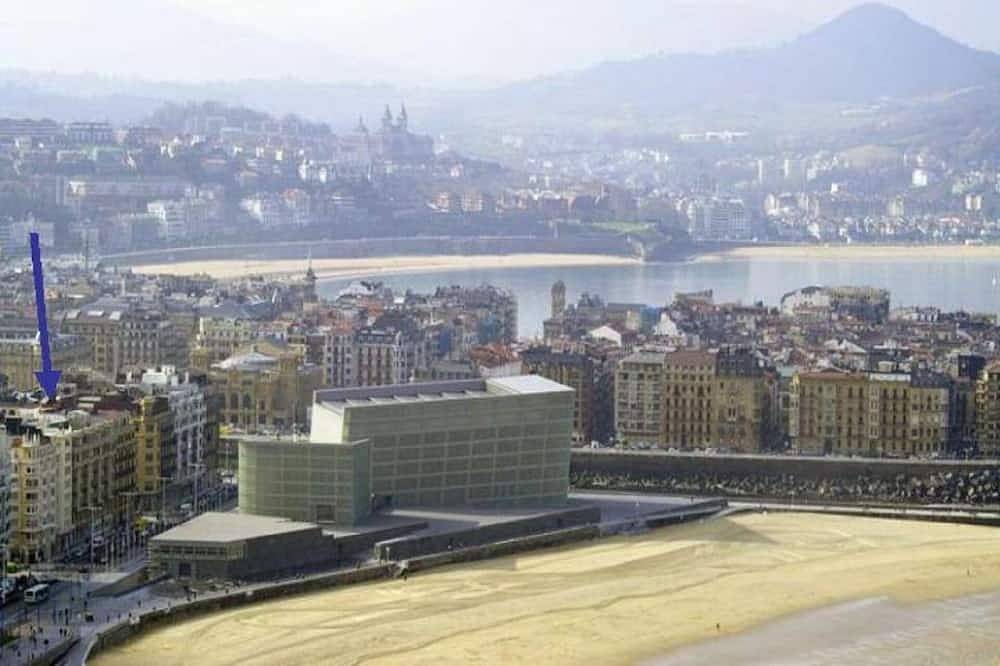 Entire apartment, San Sebastian next to the Beach, Very Spacious Flat. Optional parking Ess00505 in Zurriola (San Sebastian), San Sebastian