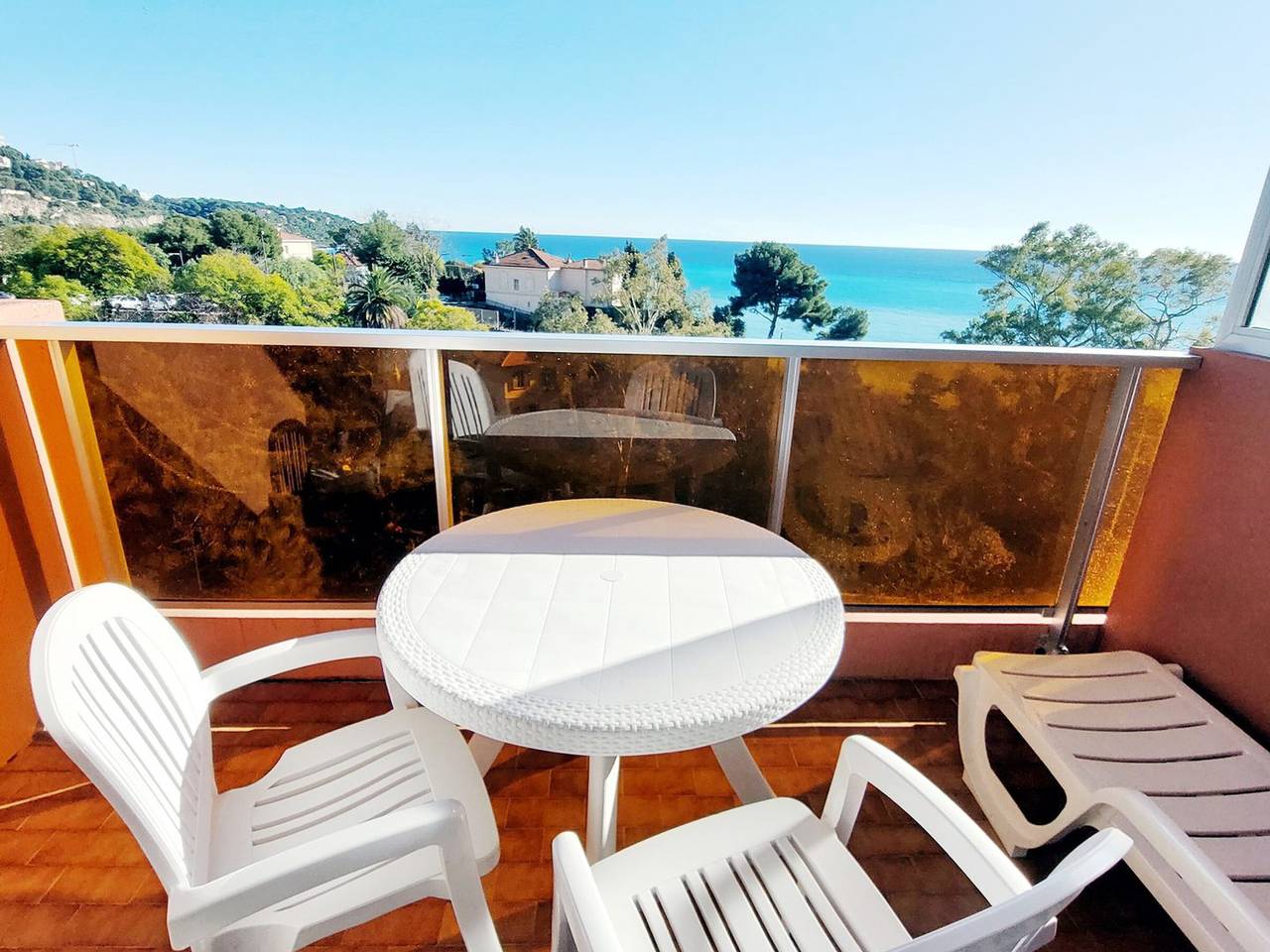 Entire studio, Studio for 4 with Wi-Fi and sea view in Roquebrune-Cap-Martin, Mediterranean Coast (France)