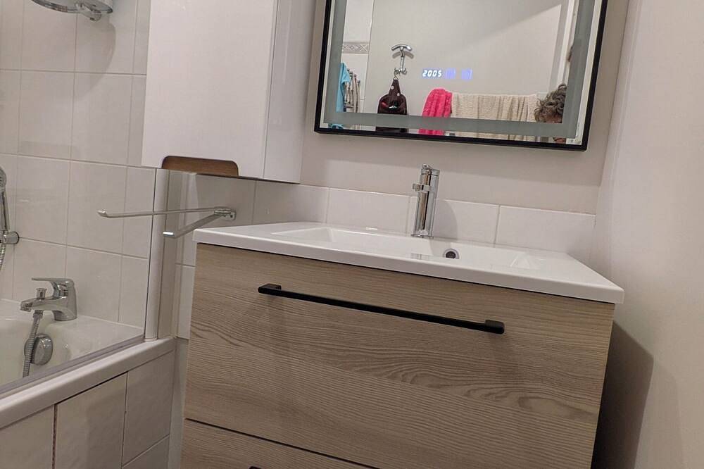 Appartement entier, Jolie vue mer pour ce logement au calme à 10 mn à pied de la plage in Saint-Cast-le-Guildo, Région de Dinan