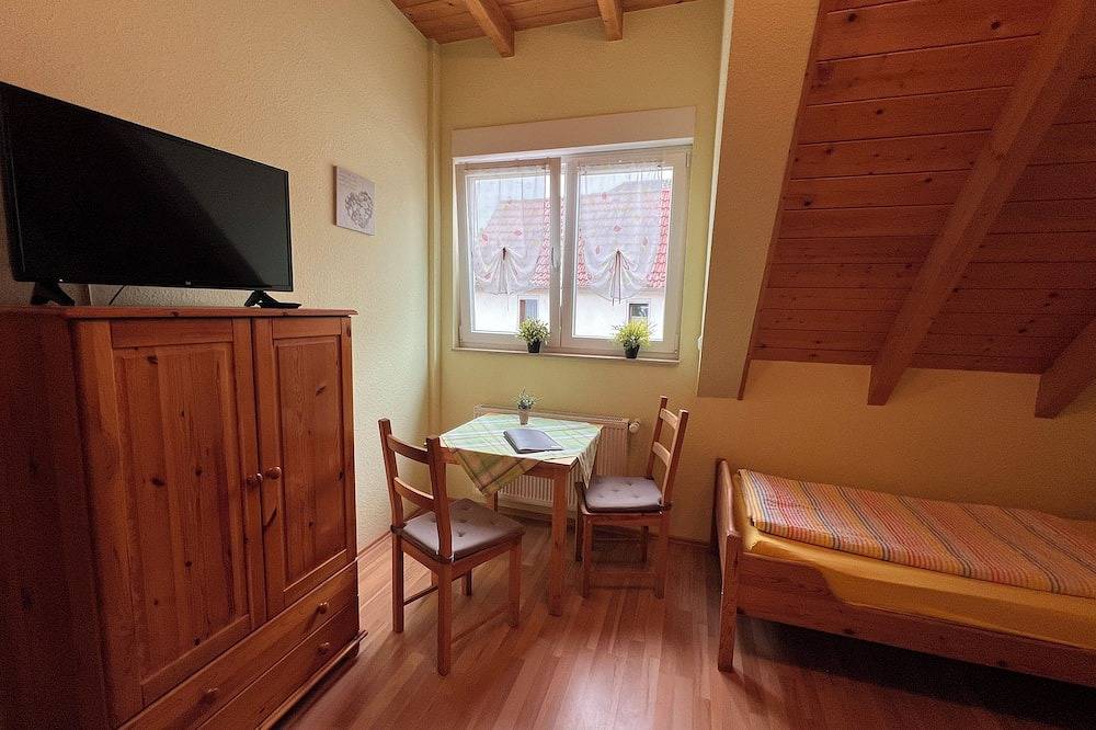 Ganze Wohnung, Gemütliches Dachgeschoss mit 2 Zimmern, Küche und Bad für 2-4 Personen in Bad Homburg, Hochtaunuskreis