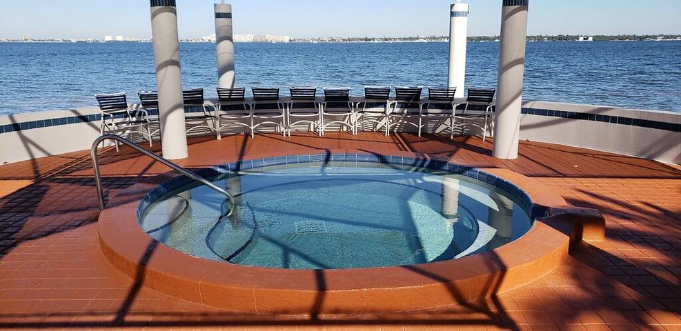 Vacation rental for 4 people, with hot tub and terrace as well as yard in St. Petersburg (FL)