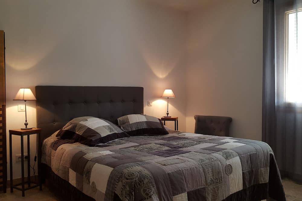 Provencal country house with heated freeform pool in Châteaurenard, Arles region