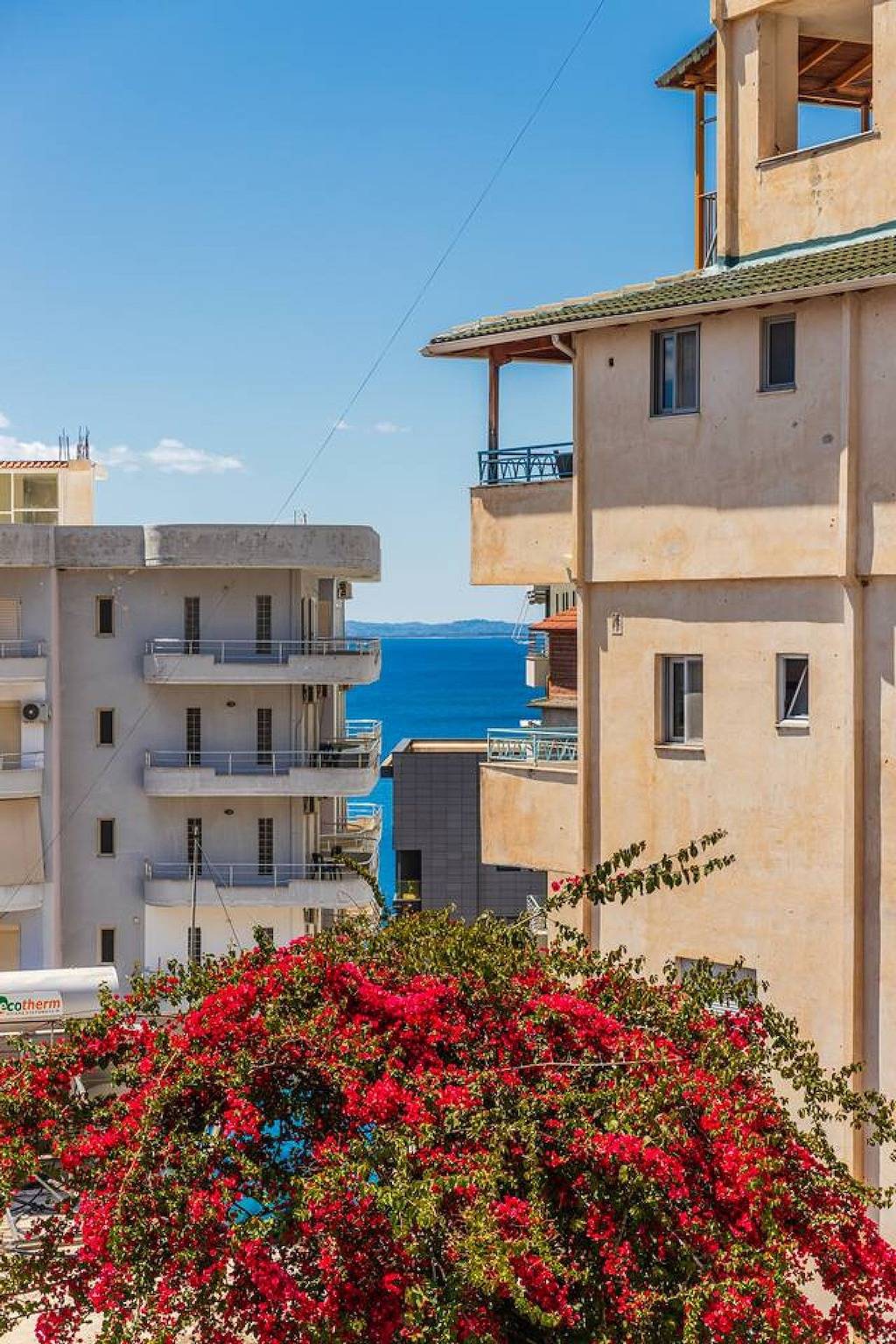 Ganze Wohnung, Flower Balcony Apartment | 2Br Beachside Escape in Sarandë, Vlorë