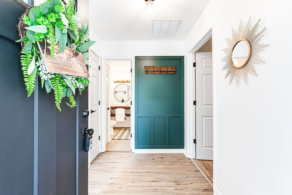 Scandi Style | King Br on Main | Near Ksu | Petsok in Cobb County