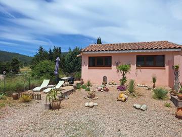 Location de vacances pour 3 personnes, avec jardin ainsi que terrasse et vue, animaux acceptés à Arques (Aude)