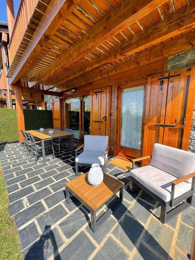 Appartement entier, Bonita planta baja con vistas panorámicas y piscina in Enveitg, Parc naturel régional des Pyrénées catalanes