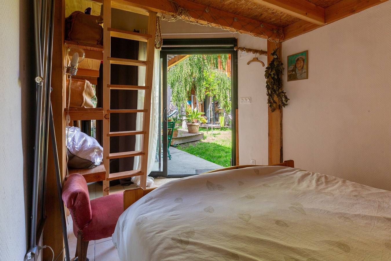 Apartamento vacacional entero, Tiny Home « Logement Bourbon - Corazón de Ardèche » con terraza privada, jardín y Wi-Fi in Lamastre, Parc naturel régional des Monts d'Ardèche