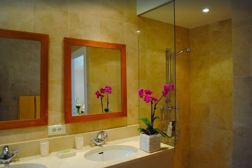 Beautiful Villa overlooking the bay with heated pool & A/C short walk to the Sea in Beaulieu-sur-Mer, Nizza Region