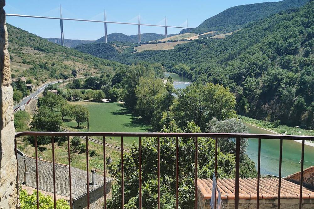 Bed and breakfast facing the Millau viaduct and the Tarn river magnificent view in Comprégnac, Parc naturel régional des Grands Causses