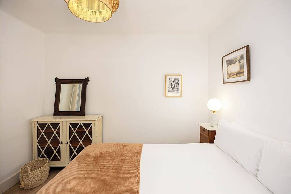 Apartamento entero, Descubre un maravilloso apartamento a solo 20 minutos del centro de Barcelona. Renovado con esmero, este espacio combina el encanto del diseño vintage con elegantes detalles contemporáneos, evocando la magia de una época dorada. in Hospitalet de Llobregat, Barcelonés