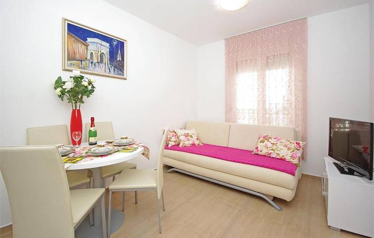 Ganze Ferienwohnung, Gemütliche Ferienwohnung mit Meerblick, Pool, Parkplatz und Terrasse – 800 m vom Strand entfernt in Punta Soline, Brela