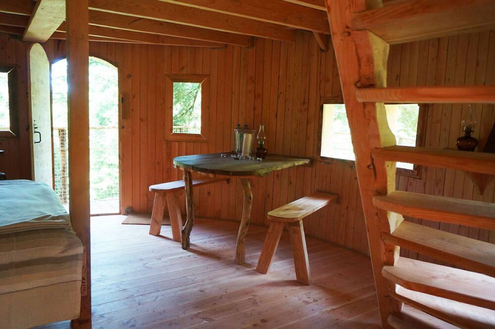 Cabane Meïzou Matà tree house in La Tour-d'Auvergne, Volcans d'Auvergne Regional Nature Park