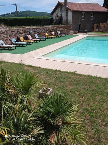 Gîte pour 6 personnes, avec piscine ainsi que terrasse et jardin dans la Loire