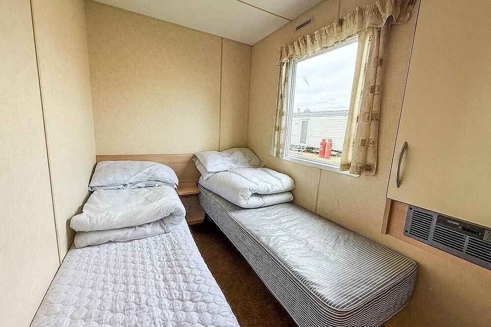 Lovely 8 berth caravan at St Osyth Beach Holiday Park in St Osyth, Essex