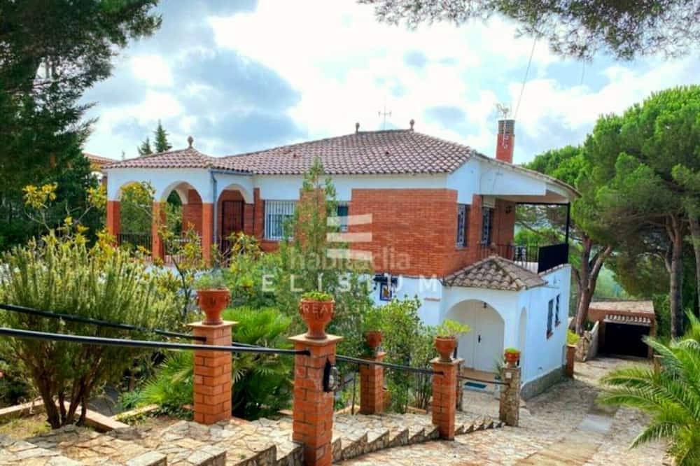 Spacious villa sleeps 20, swimming pool, tennis court, mini-golf course, garden, barbecue,... in Aiguaviva Parc, Vidreres