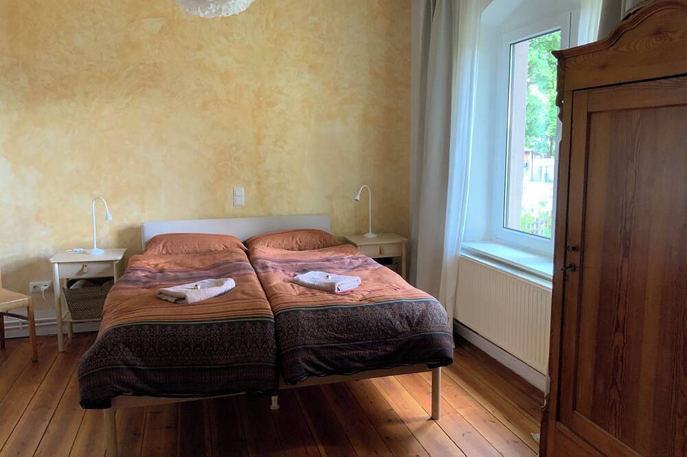 Ganze Wohnung, Historisches Haus unter Linden mit naturnahem Garten. Familienfreundlich. in Karow, Plau am See