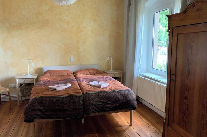 Ganze Wohnung, Historisches Haus unter Linden, Ferienwohnung im Erdgeschoss, Großer Naturgarten in Karow, Plau am See
