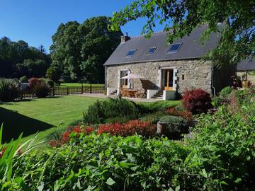 Gîte pour 4 personnes, avec terrasse ainsi que piscine et jardin à Plouguernével