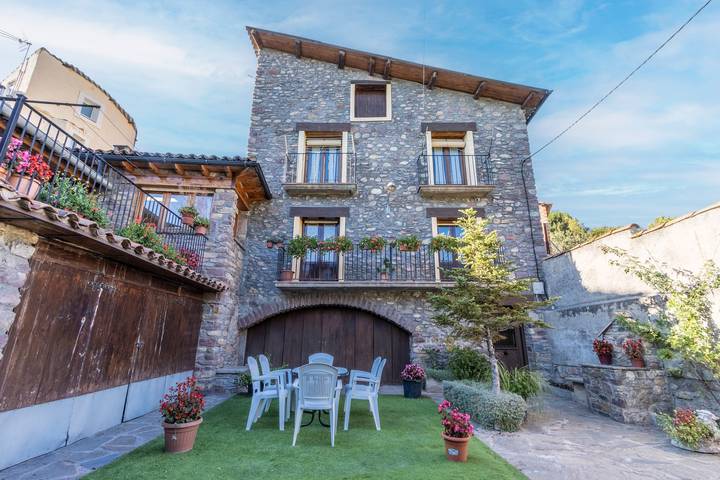 Casa rural para 10 personas, con balcón además de jardín y piscina para niños, Se admiten mascotas en Pirineo Catalan - 4