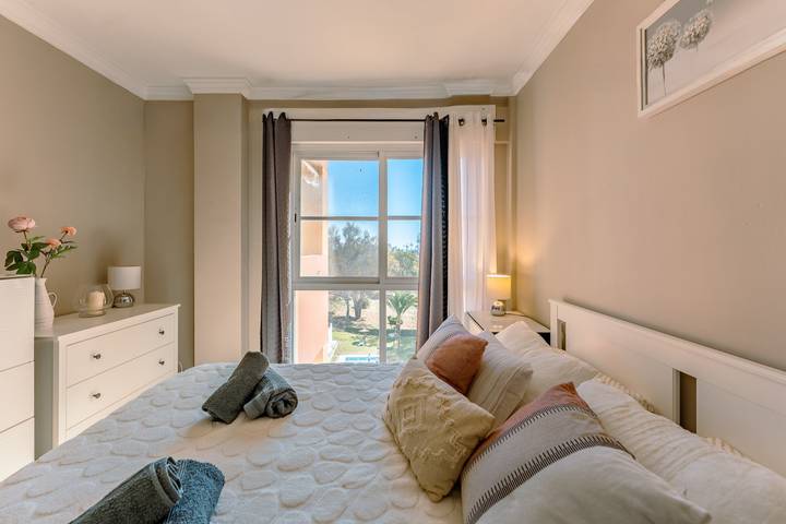 Entire apartment, Apartment 'Atalaya Green Apt' with Shared Pool, Balcony and Wi-Fi in Vista Azur, Estepona