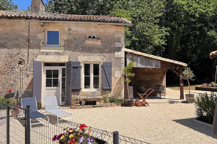 Gîte pour 4 personnes, avec Terrasse ainsi que Jardin et Piscine