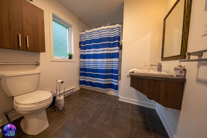 Glamping for 7 people, with garden and balcony as well as hot tub in Quebec