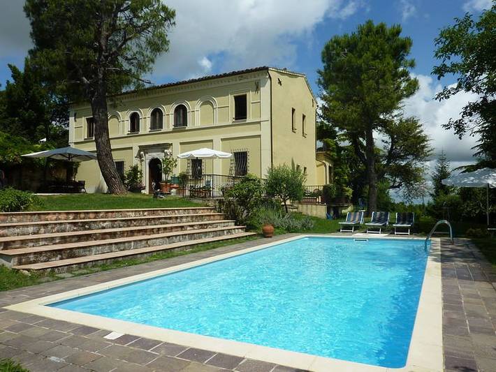 Casa vacanza per 9 persone, con Balcone e Terrazza nonché Giardino e Piscina in Provincia di Fermo