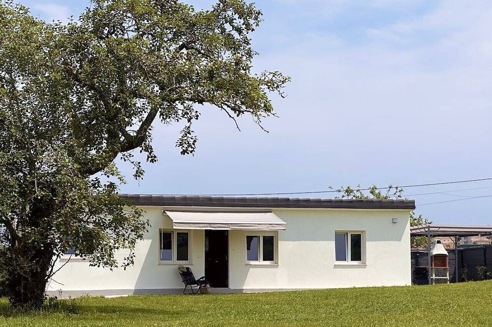 Entire apartment, Detached house with garden Ajo Beach -12020 in Bareyo, Cantabrian Coast