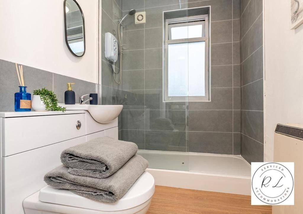 Entire holiday apartment, 1br-2guests-freeparking-wifi-tv in Oadby and Wigston, Heart of England