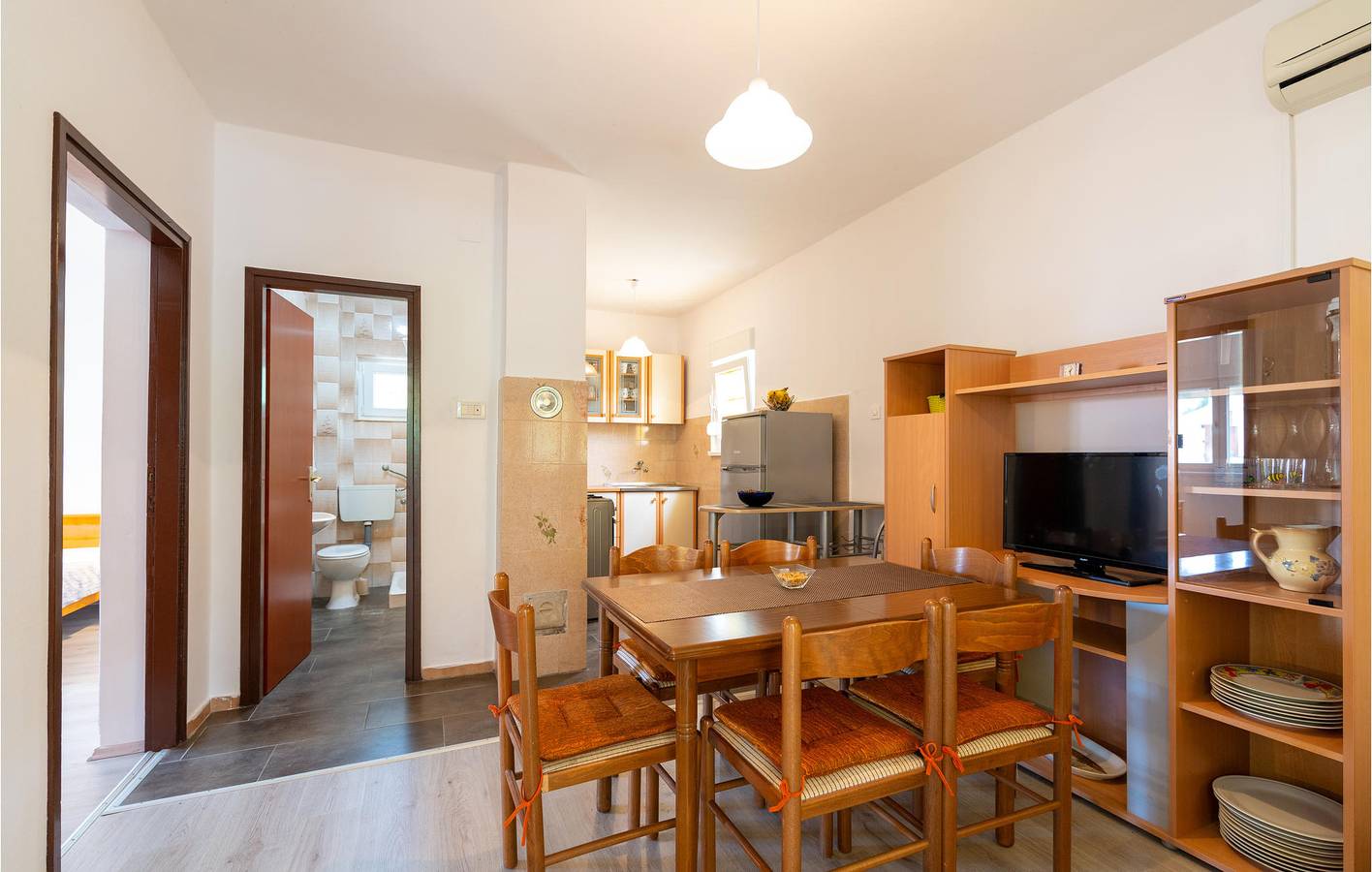 Gemütliche Ferienwohnung mit Terrasse, Parkplatz und WLAN – 2 km bis zur Küste in Obrovac, Zadar