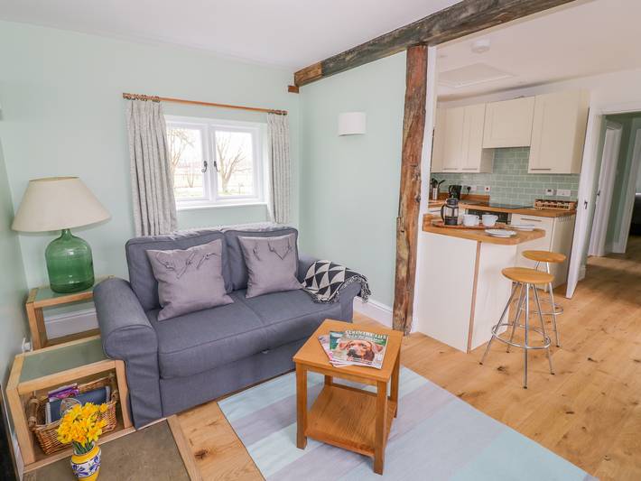 Wigrams Canalside Cottage in Napton on the Hill, Warwickshire