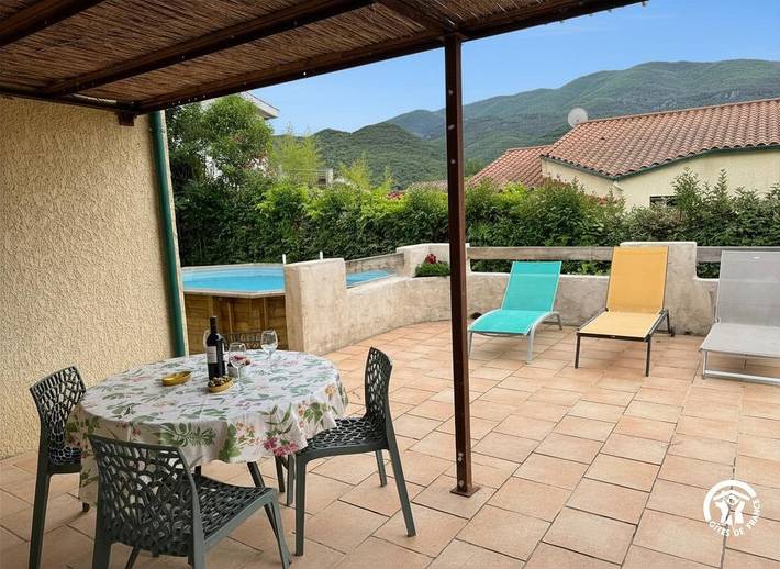 Gîte pour 6 personnes, avec piscine ainsi que terrasse et jardin