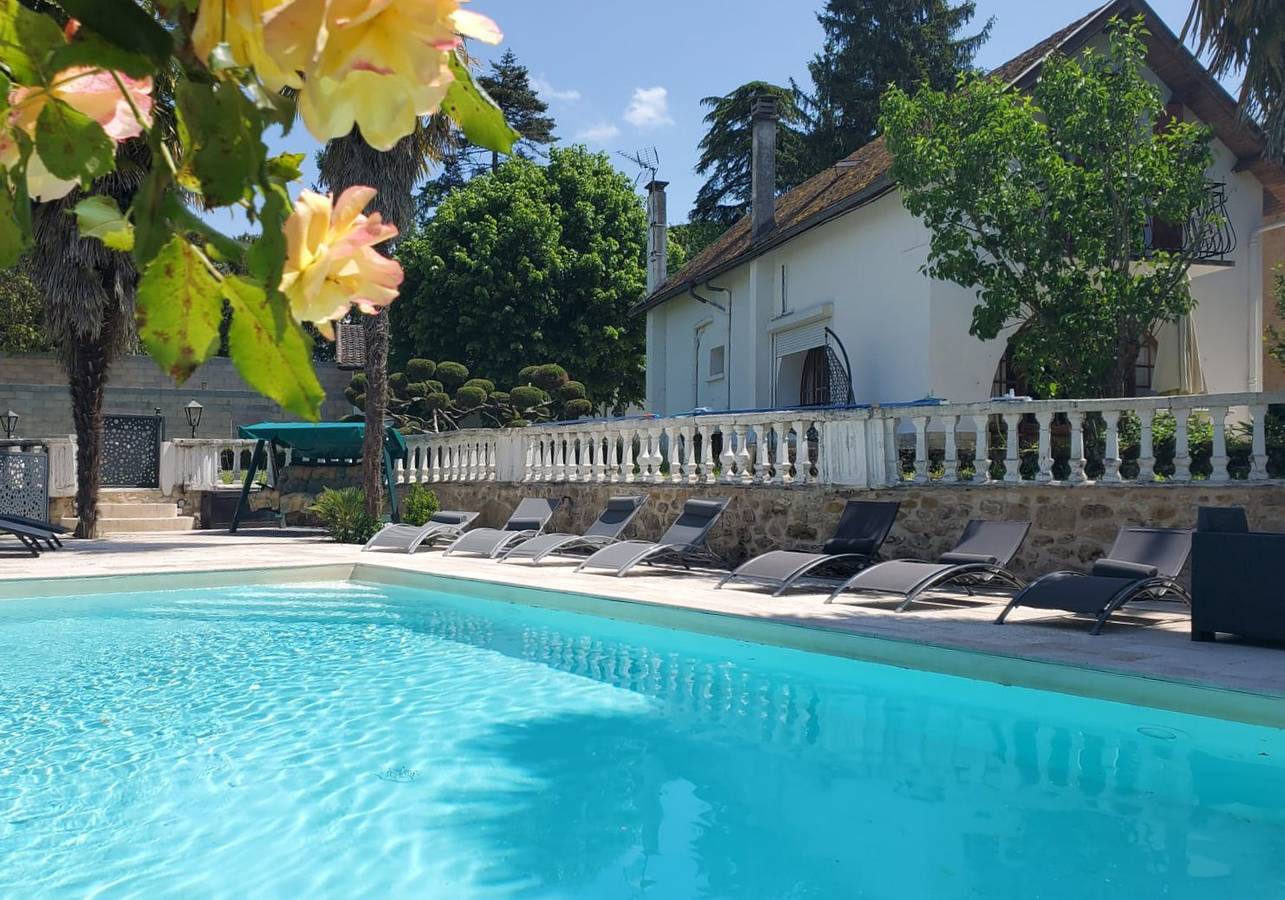 Maison dans parc avec piscine, 10 personnes in Gourdon, Quercy