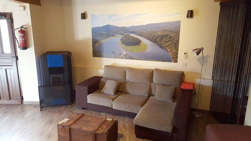Casa rural para 10 personas, con Balcón y Terraza además de Jardín y Piscina en Caminomorisco