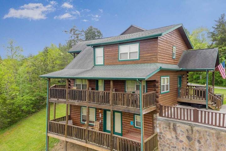 Log cabin for 12 people, with hot tub and balcony as well as yard in Douglas Lake